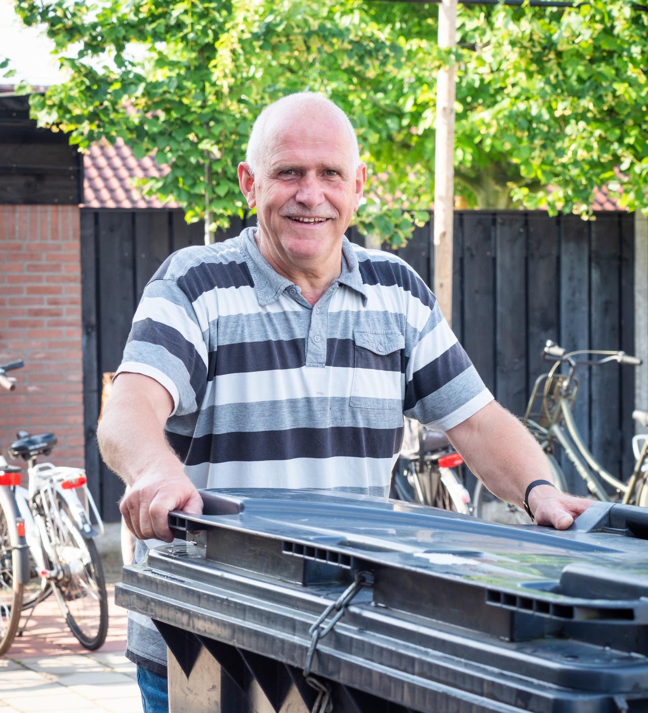 Conciërge rijdt container naar straat